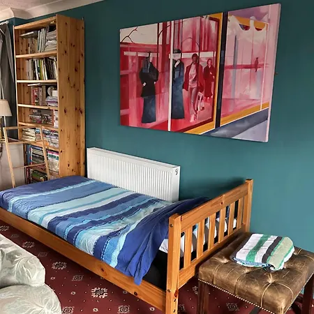 Lowri Hotel